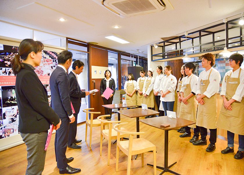 目指せ商品化！！
新商品のハンバーガーを企画・提案する
産学プロジェクトを実施しました！！