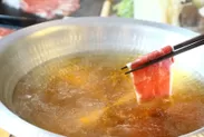 鍋スープで食べる馬しゃぶ