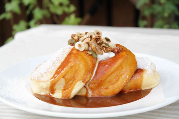 『幸せのパンケーキ』仙台店オリジナルメニューを3月17日に発売
　濃厚なソースが魅力「シチリア産岩塩の塩キャラメルパンケーキ」