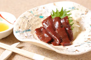 風味濃かな「レバー刺し」も