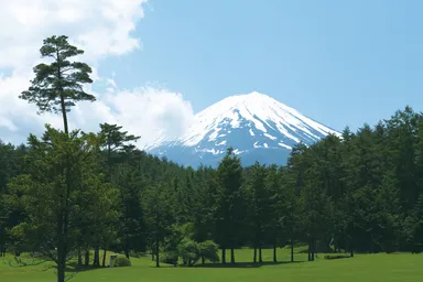 ホテル敷地内にあるゴルフショートコースからの富士山