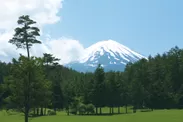 ホテル敷地内にあるゴルフショートコースからの富士山