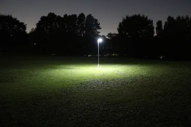 最大明るさ：1,300ルーメンで7時間以上連続点灯