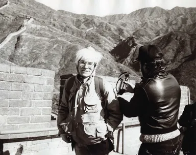 作品名：“Andy Warhol at the Great Wall, 1982”