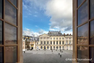 レストランの窓からはヴェルサイユ宮殿の眺めが楽しめます