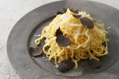 代表メニュー「黒トリュフの香りをシンプルな卵パスタ(タリオリーニ)で」