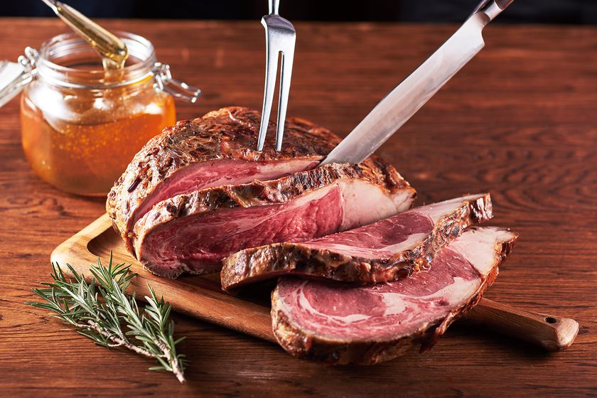 手間ひまかける「100時間プライムリブ」が発売前に人気上昇中！
～THE DAD BOD品川店 VIP会員用スペシャルメニューとして、
クラウドファンディングサイト「Makuake」で
「100時間プライムリブ」注文権利を応募受付中～