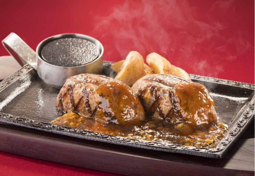 【伝説のハンバーグが復活】
BEEF100％の“うまみ”と“肉汁”の無限ループ
「超！力こぶハンバーグ」登場