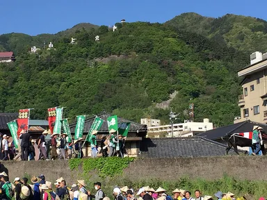 温泉街を牛に引かれて出発！