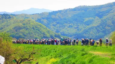 千曲川沿いを歩く参加者