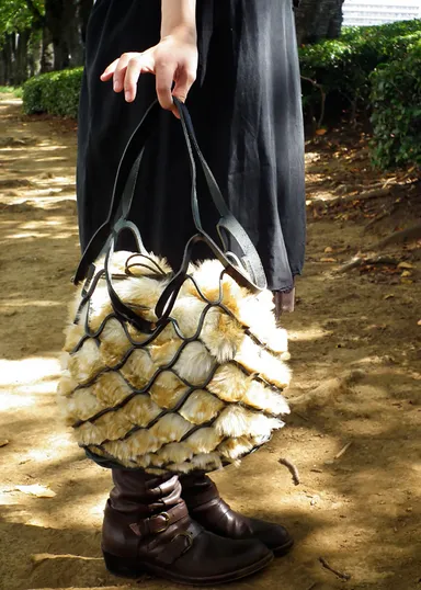 秋冬は専用ファー巾着で