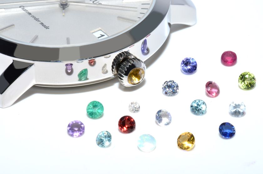 20万通り以上のオーダー腕時計×16種の天然誕生石　
プレゼントに使える天然石をリューズに埋め込むサービス開始