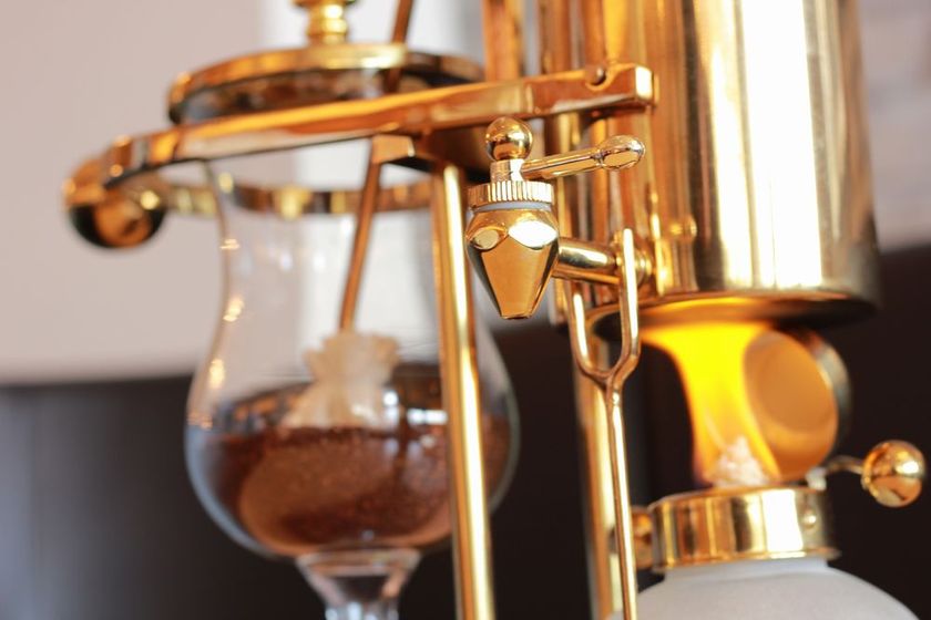 みやび珈琲宝塚が世界的にも珍しいコーヒー抽出法
“横式サイフォン”メニューを提供開始！