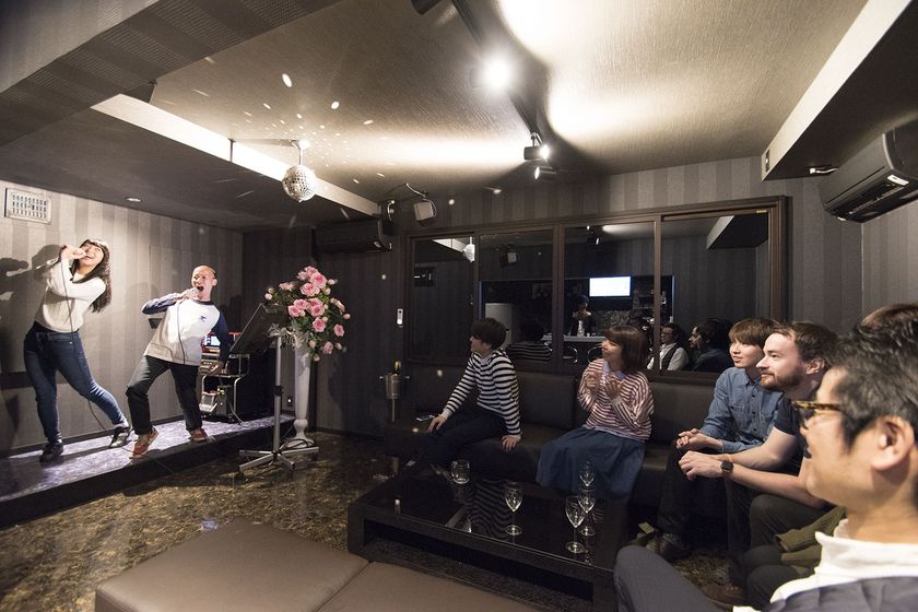 横浜・青葉台のアスリート向けシェアハウス　
入居者専用の「カラオケスナック」を完備