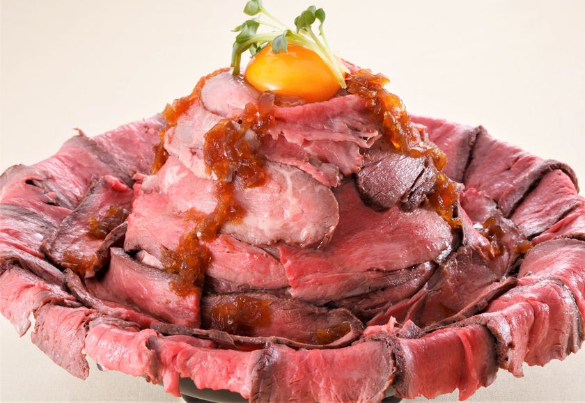 「秋葉原に“1ポンド”の『メガローストビーフ丼』登場!
ボリューム満点のジューシーなお肉と玉ねぎソースが絶品。
Mango Terrace Dining Barで3月25日より販売開始」