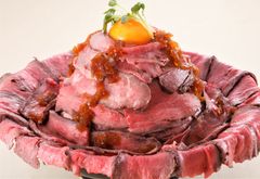 「秋葉原に“1ポンド”の『メガローストビーフ丼』登場！ボリューム満点のジューシーなお肉と玉ねぎソースが絶品。Mango Terrace Dining Barで3月25日より販売開始」