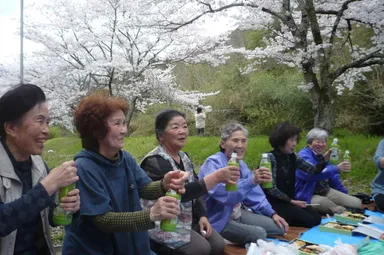 花見会…やっぱりみんなと一緒だと楽しいね。