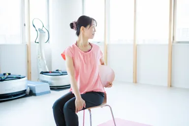 仕事の合間にもできるチェアヨガ 1