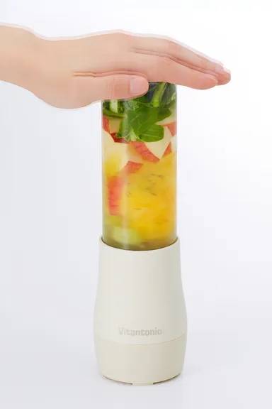 step2：ボトルを本体にセットして押すだけ