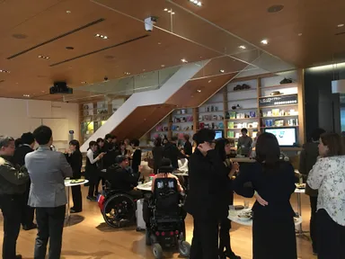 懇親会で年齢や国籍を超え交流