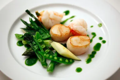 海鮮2種とグリーン野菜の塩味炒め