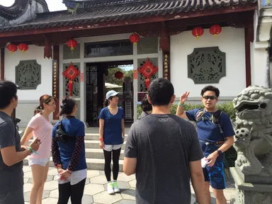 ガイドによる観光やランニングの説明