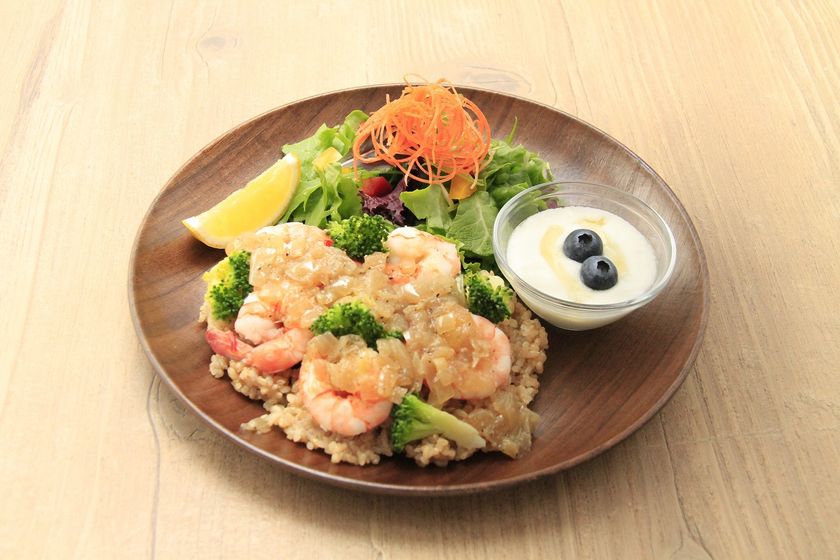 美味しくヘルシーにAGE対策　
好評の「週末AGEレス カフェ」月替わりの新メニュー　
4月限定『えびとブロッコリーのアジアンプレート』
／5月限定『サーモンとカラフル野菜のサラダボウル』