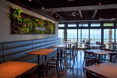 海が見渡せる店内