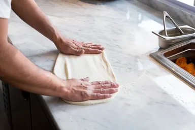 生地は一枚ずつ手で伸ばします