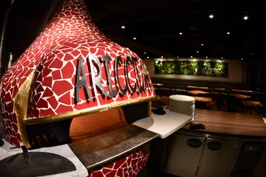 赤い大きな釜がお出迎え