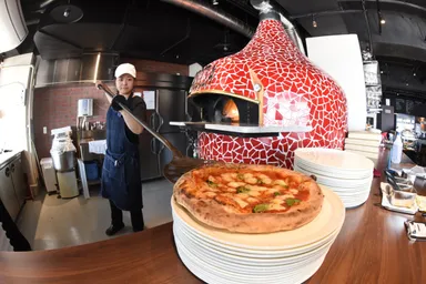 高温の釜で一気に焼き上げます