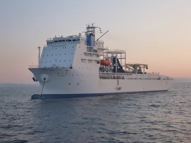 (図1)新船「きずな」の完成写真