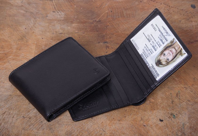 日本初上陸！ドイツの老舗メーカーが誇る
伝統的なデザインながらコンパクトサイズを実現した
“革財布”を5月中旬より発売