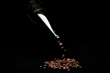 鮮度を守るため焙煎豆をシャンパンボトルに詰めて加圧包装