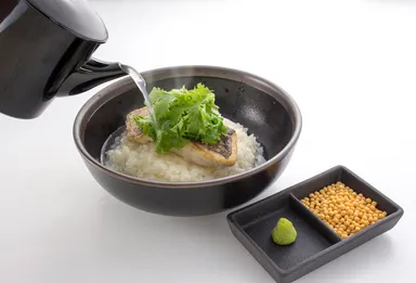 いろいろな貝の出汁でつくる“お茶漬け風リゾット”鮮魚のグリル添え　1,380円（税別）