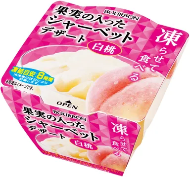 果実の入ったシャーベットデザート白桃
