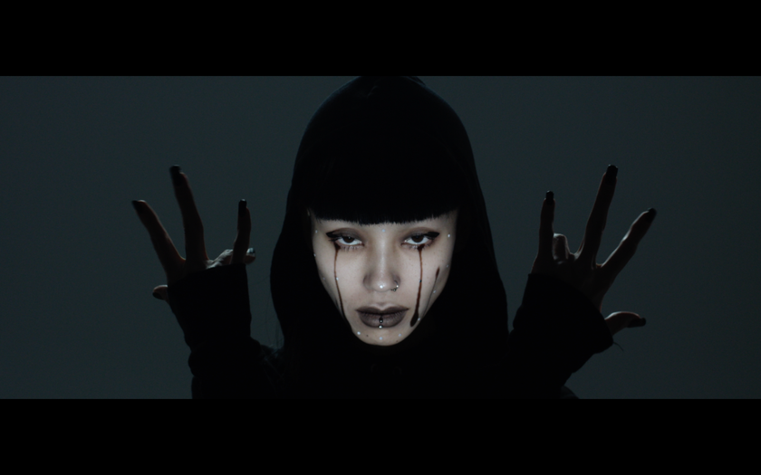 AyaBambiの激しいパフォーマンスに追従する
世界最高速プロジェクター技術を活用した映像作品
“INORI prayer”が完成~公開!