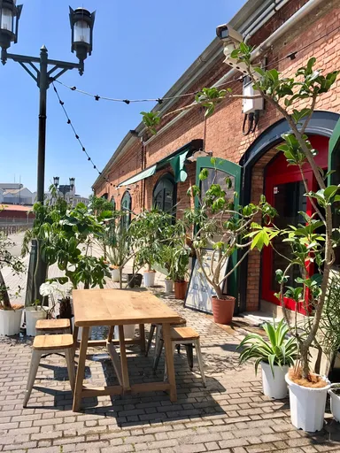 ショップは基本店内ですが、タイミングによってテラスにも！