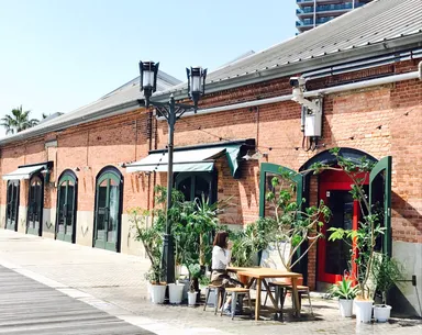 天気のいい日はテラスで水やり。カフェもいい感じに！