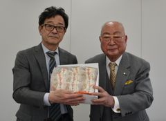 左：当社代表取締役 三藤哲也　右：川崎市観光協会会長 斎藤文夫様