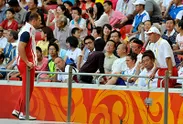 北京オリンピックでコーチを務める室伏 重信氏(右)と広治氏