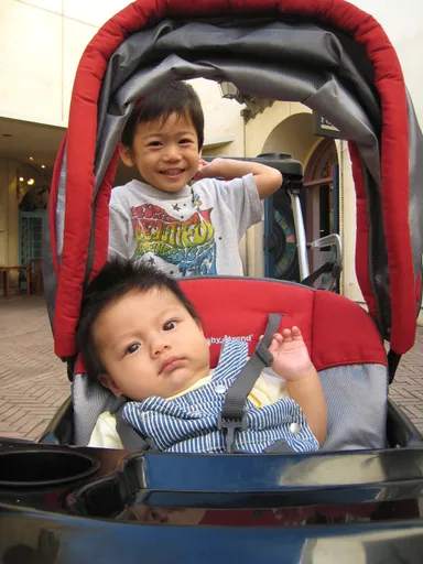 『シット＆スタンド』　前方から