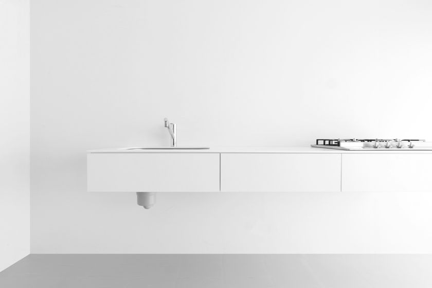 toolboxオリジナルの『ホワイトミニマルキッチン』が新登場！
～ふわりと箱が浮いたようなデザインで空間に広がりが生まれる～