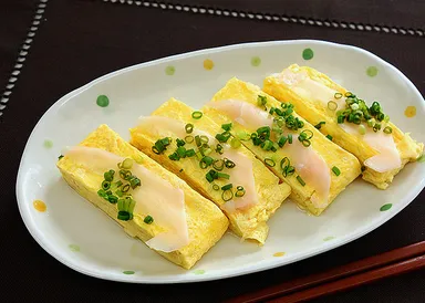 『岩下の新生姜入りだし巻き玉子～栃木巻き～』盛付例(写真は2人前)