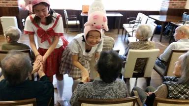 やどぶたと握手写真01