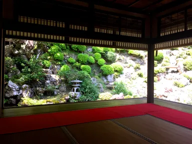 書院から名勝庭園の眺め