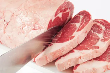 店内で使用する分だけ原木からカットする『熟成肉』