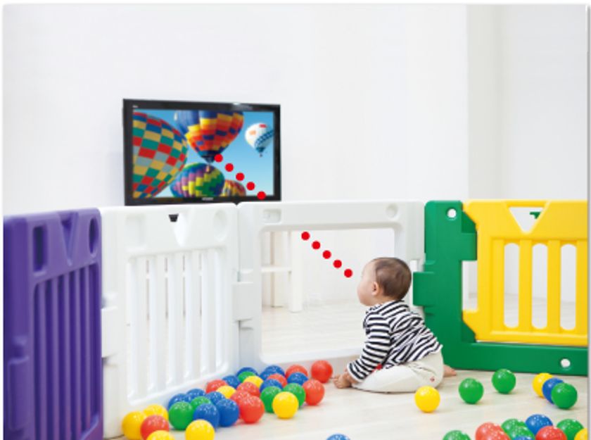 クリアな視界でベビーサークル内からテレビがよく見える　
ミュージカルキッズランドDX専用 
テレビ用クリアパネル新発売
