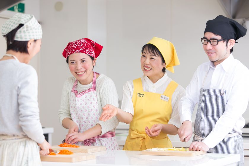 ＜料理教室に通った男性対象調査＞
「男性も料理をするべき」と考える男性が8割　
40～50代男性は他の世代より料理へのハードルが高い