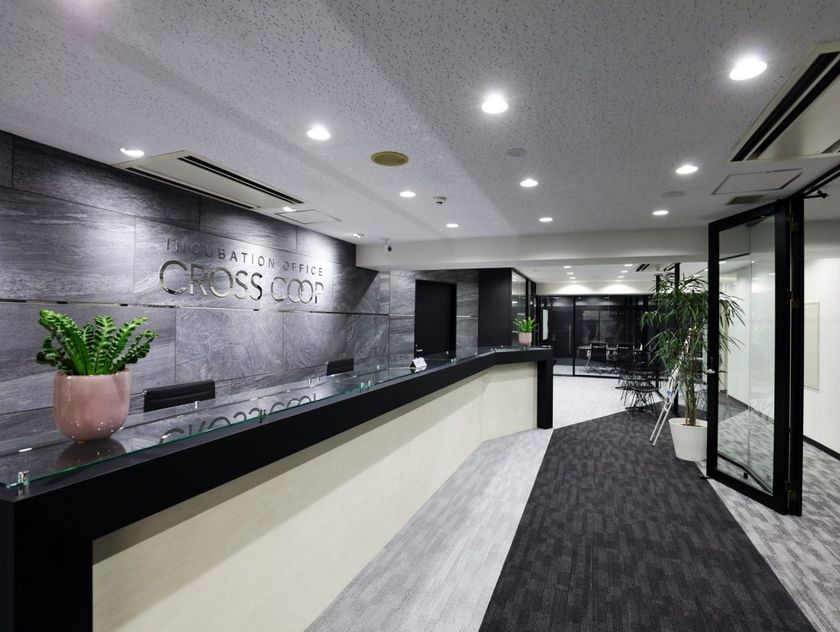 レンタルオフィスCROSSCOOP、
「撮影スタジオ化プラン」を青山(外苑前)・新宿・渋谷で開始　
エグゼクティブオフィス風景をスチール／ドラマ撮影の場へ活用